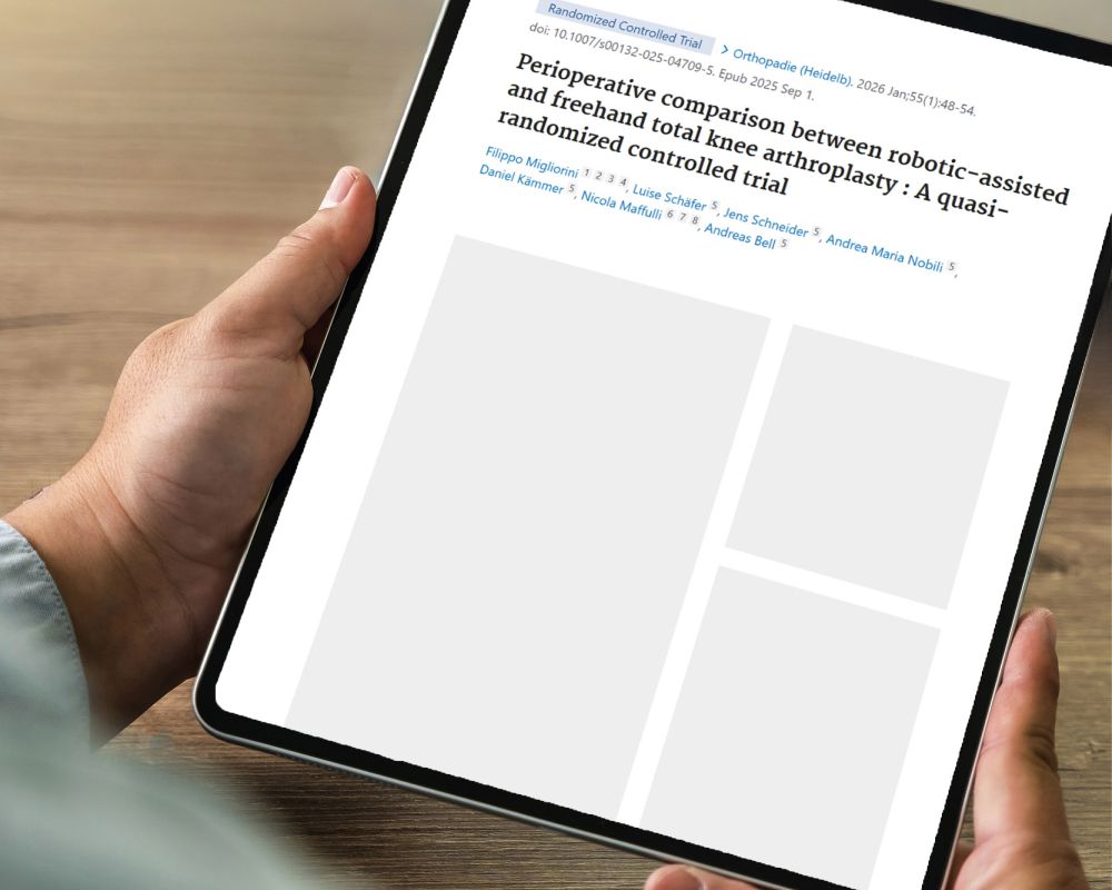 Tablet in Händen, mit Publikationsüberschrift.