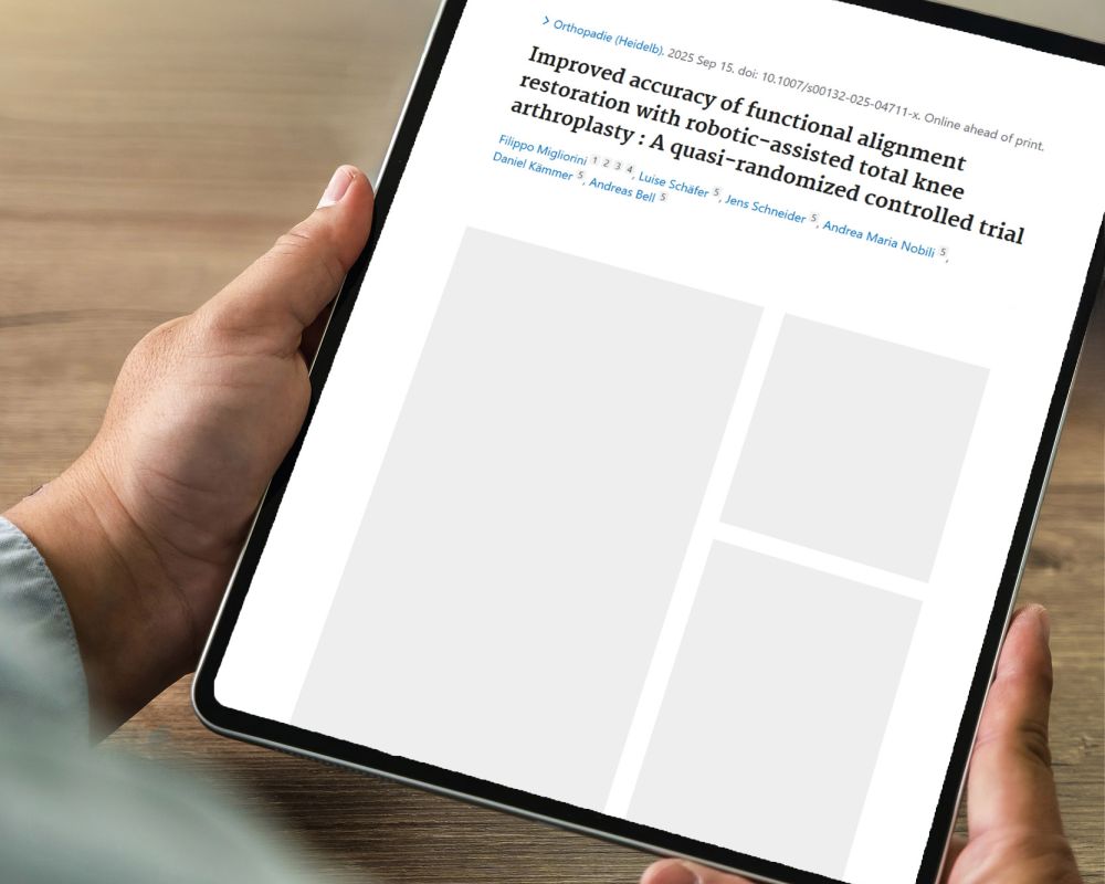 Tablet in Händen, mit Publikationsüberschrift.
