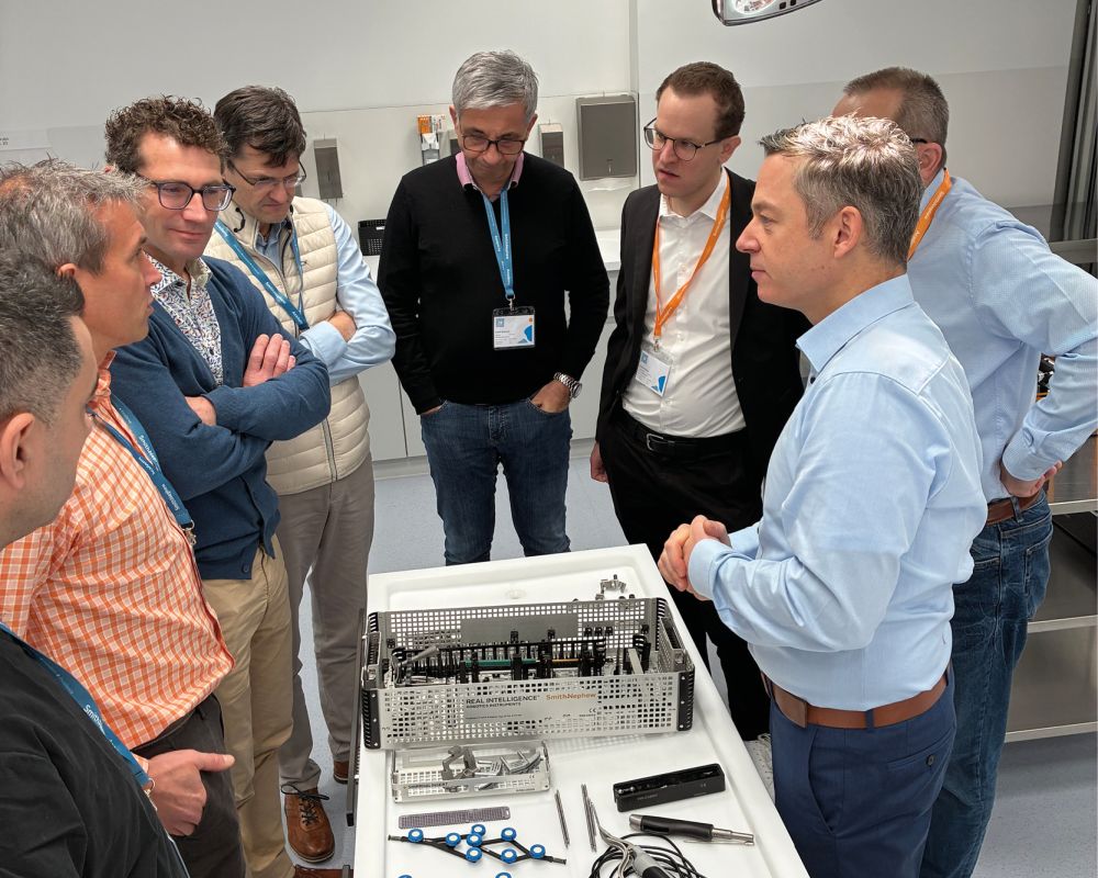 Dr. med. Andreas Bell (Referent) spricht beim CORI Expert Meeting in München vor einer Gruppe von Medizinern