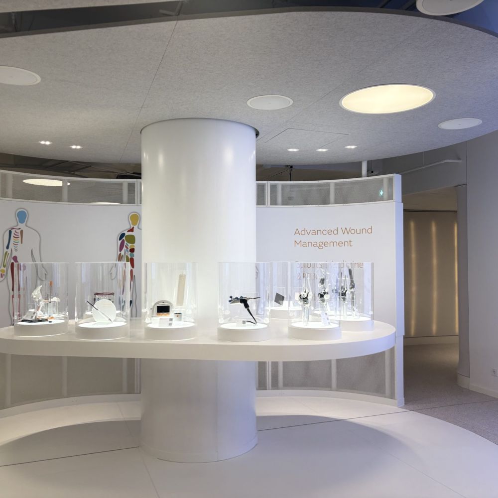 Moderner Ausstellungs- und Schulungsraum mit medizinischen Geräten und Modellen.